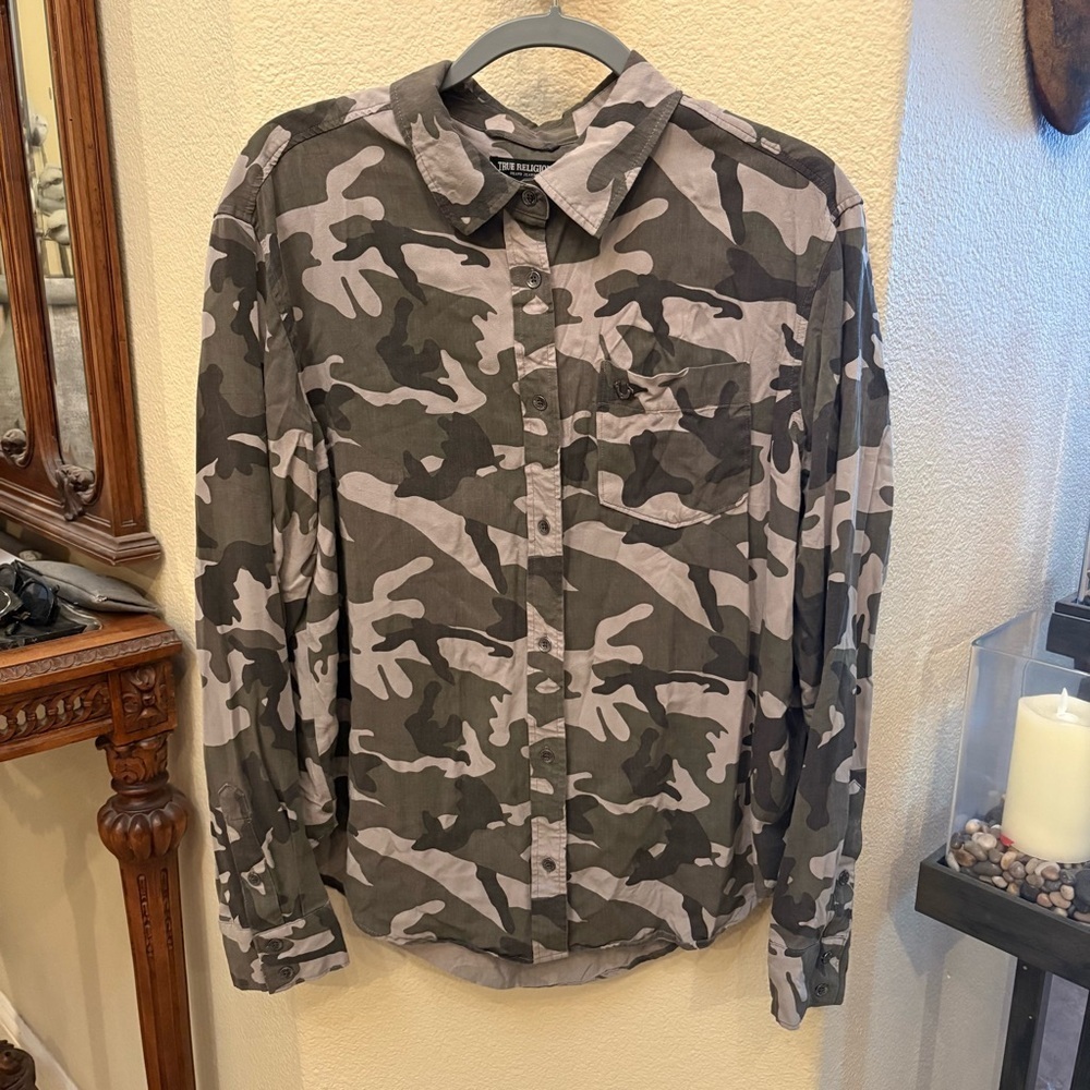 TRUE RELIGION Women Army Green Camo Print Button Long Sleeve Top Size Large
